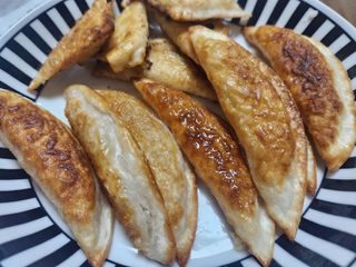 (주)성경순만두 곤약만두.콘치즈만두,삼각당면만두,당면 야끼만두,대구전통 납작만두,떡뽁이 매콤소스,달콤소스 — 5점을 준 리뷰어가 2023년 4월 올린 사용 사진