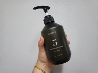 르핸스 퍼포밍 5 샴푸 비반트 포렛/베티버 포그 — 5점을 준 리뷰어가 2023년 3월 올린 사용 사진