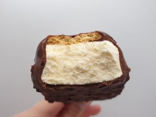 롯데제과 본젤라또 비스킷&바닐라카라멜바, 본젤라또 베리쇼콜라컵 — 4.5점을 준 리뷰어가 2021년 11월 올린 사용 사진