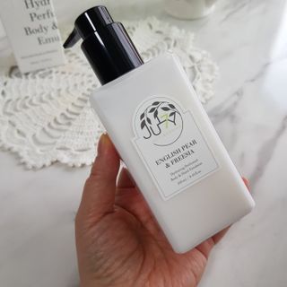 줄라이 모닝 _ JULY MORNING 줄라이모닝 하이드레이팅 퍼퓸드 바디앤핸드 에멀젼 — 4.5점을 준 리뷰어가 2021년 12월 올린 사용 사진