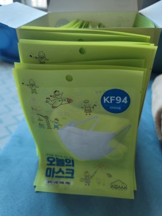 [심폐소생소] 오늘의마스크 KF94 소형 초등학생 어린이 마스크 — 4.5점을 준 리뷰어가 2021년 12월 올린 사용 사진