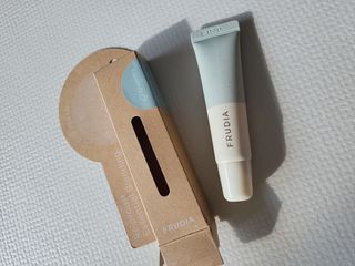 [후르디아] 올리브영 착한보습 비건 립버터 2종 — 5점을 준 리뷰어가 2021년 12월 올린 사용 사진