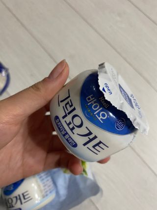 매일바이오 그릭요거트 오리지널 플레인 4개, 로스터리 커피믹스 4개 — 4.5점을 준 리뷰어가 2021년 12월 올린 사용 사진