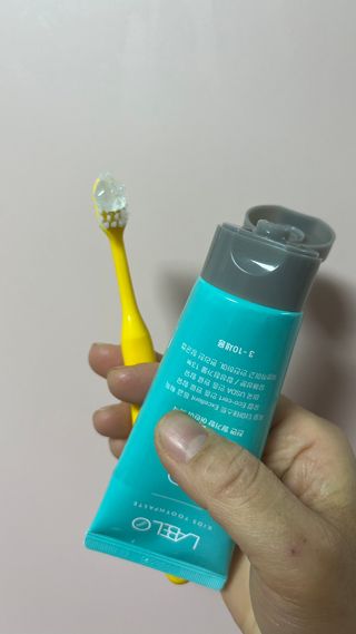 치과에서 쓰는 치약 _ 라벨제로 저불소 꼬마, 키즈, 유아, 베이비, 주니어 안전한 어린이치약 — 5점을 준 리뷰어가 2023년 1월 올린 사용 사진