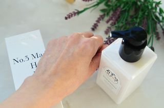 줄라이 모닝 _ JULY MORNING 줄라이모닝 하이드레이팅 퍼퓸드 바디앤핸드 에멀젼 — 5점을 준 리뷰어가 2021년 12월 올린 사용 사진