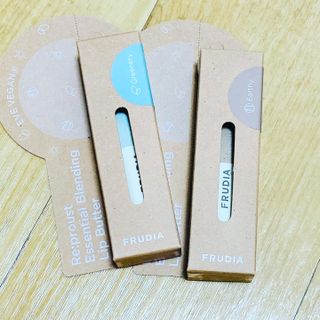 [후르디아] 올리브영 착한보습 비건 립버터 2종 — 5점을 준 리뷰어가 2022년 12월 올린 사용 사진