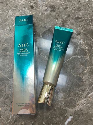 [NEW 탄력유턴 아이크림] AHC 유스 래스팅 리얼 아이크림 포 페이스 — 3.5점을 준 리뷰어가 2021년 2월 올린 사용 사진