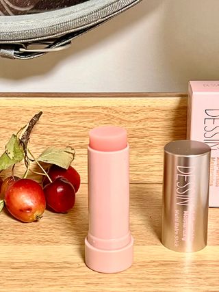 바르는뷰티 데생멀티밤 식물유래성분 97 저분자콜라겐 피부수분 미백 주름개선 멀티밤스틱 — 4점을 준 리뷰어가 2021년 10월 올린 사용 사진