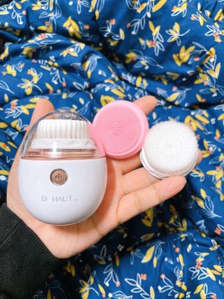 디하우트 랩 디하우트랩 클렌징 피부관리기 진동클렌저 실리콘+2종 인조모 브러시 — 5점을 준 리뷰어가 2021년 12월 올린 사용 사진