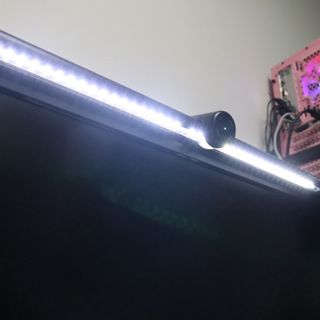 TOMO GRAPHY 나 있을땐 환한 조명 나 없을땐 확실한 살균 ★ DESK LIGHT & STERILIZER [ON] ★ — 5점을 준 리뷰어가 2022년 1월 올린 사용 사진