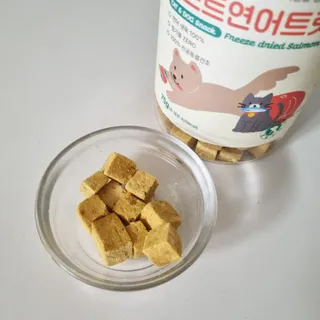 [펫시밀] 원물그대로 영양듬뿍 진공동결건조 북어트릿75g,치킨트릿100g,연어트릿75g 강아지 고양이 간식 — 5점을 준 리뷰어가 2023년 5월 올린 사용 사진