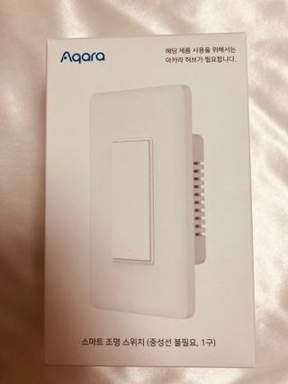 아카라 조명 스위치를 누워서 끄는 방법 (스마트 조명 스위치 2구 + 무선 리모트 스위치 1구 T1, 스마트 허브 E1) — 5점을 준 리뷰어가 2021년 12월 올린 사용 사진