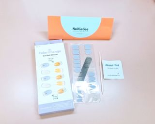 [네일가게] 햇빛에 닿으면 색이 변하는 신기한 햇살 반전 네일스티커 — 4점을 준 리뷰어가 2021년 8월 올린 사용 사진
