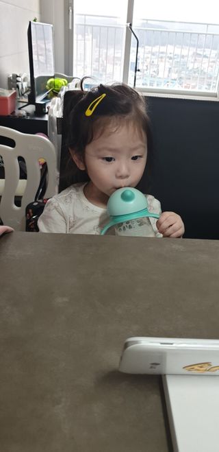 유비맘 트라이탄 코니빨대컵_컬러 랜덤 발송 — 3점을 준 리뷰어가 2021년 3월 올린 사용 사진