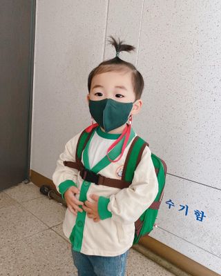 [블루 본 아이노우] 유아용 컬러마스크 40 PCS SET 2중 택 1 — 5점을 준 리뷰어가 2021년 4월 올린 사용 사진