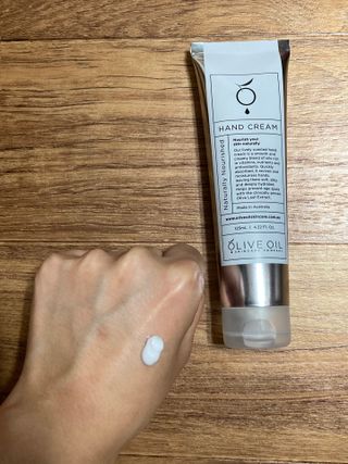 올리브 오일 스킨케어 컴퍼니 [OOSC] 보송보송한 내추럴리 너리시드 핸드크림 125ml — 4.5점을 준 리뷰어가 2021년 5월 올린 사용 사진