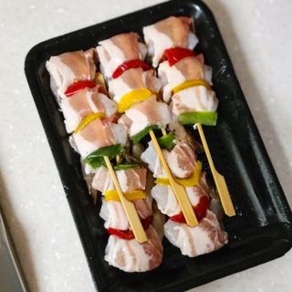 [다물꼬치] 삼겹새우롤꼬치 5개입 350g  + 데리야끼소스 120g + 매운고추소스 120g — 5점을 준 리뷰어가 2021년 10월 올린 사용 사진