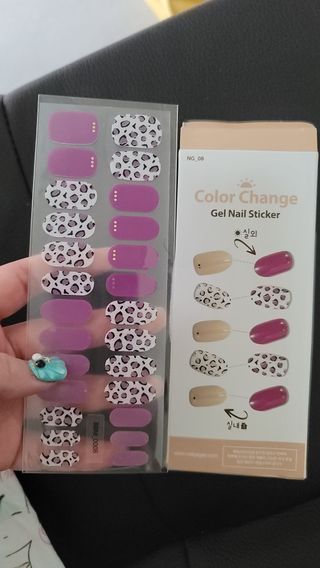 [네일가게] 햇빛에 닿으면 색이 변하는 신기한 햇살 반전 네일스티커 — 5점을 준 리뷰어가 2021년 8월 올린 사용 사진