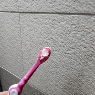 치과에서 쓰는 치약 _ 라벨제로 저불소 꼬마, 키즈, 유아, 베이비, 주니어 안전한 어린이치약 — 5점을 준 리뷰어가 2023년 2월 올린 사용 사진