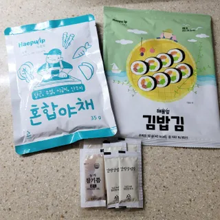 해풀잎 누구나 김밥*1ea [(혼합야채 35g *1ea,  김밥김 (5g, 5ea),  양념간장 (6g, 5ea), 참기름(5g, 2ea)] — 5점을 준 리뷰어가 2022년 7월 올린 사용 사진