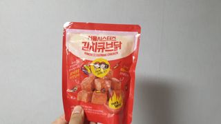 [서울시스터즈] CU 김치 4총사 세트-김치볶음밥, 김치큐브닭, 김치바삭김, 김치아몬드 — 4점을 준 리뷰어가 2021년 10월 올린 사용 사진