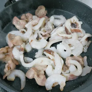 화끈한녀석들 새오똥400g 새우,오징어,똥집 볶음요리 소스,밀떡, 참기름 포함 — 4점을 준 리뷰어가 2022년 12월 올린 사용 사진