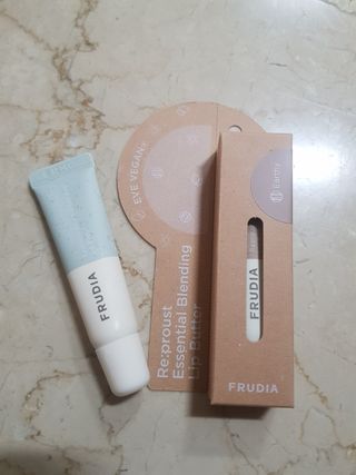 [후르디아] 올리브영 착한보습 비건 립버터 2종 — 5점을 준 리뷰어가 2021년 12월 올린 사용 사진