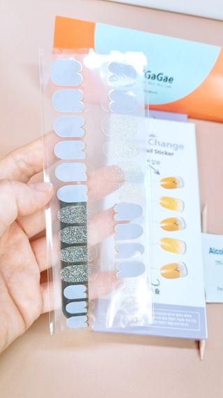 [네일가게] 햇빛에 닿으면 색이 변하는 신기한 햇살 반전 네일스티커 — 4점을 준 리뷰어가 2021년 8월 올린 사용 사진