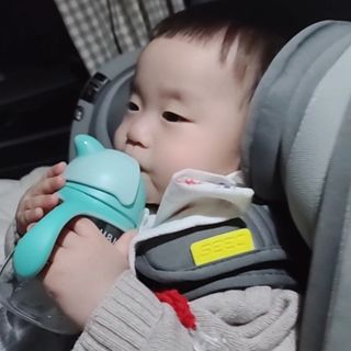 유비맘 트라이탄 코니빨대컵_컬러 랜덤 발송 — 5점을 준 리뷰어가 2021년 2월 올린 사용 사진