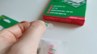 [큐어반H 스팟] 자외선 99프로 차단되는 스틱타입 스팟밴드(1팩 / 66매입) — 5점을 준 리뷰어가 2022년 11월 올린 사용 사진