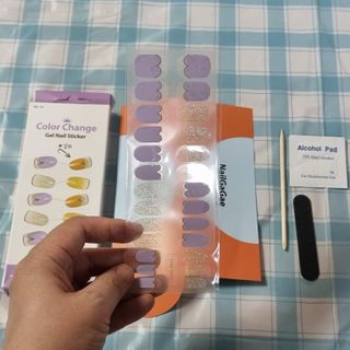 [네일가게] 햇빛에 닿으면 색이 변하는 신기한 햇살 반전 네일스티커 — 5점을 준 리뷰어가 2021년 8월 올린 사용 사진