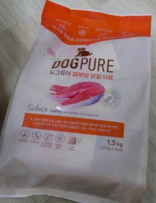 도그퓨어 피부와모질/혼합유산균/글루코사민 유기농 로스팅 사료 — 5점을 준 리뷰어가 2021년 9월 올린 사용 사진