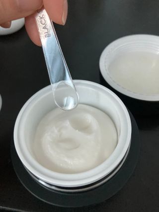 오투에니원 갈락토미세스 비타민 C 프리미엄 블랙스완 크림 50g — 5점을 준 리뷰어가 2022년 12월 올린 사용 사진