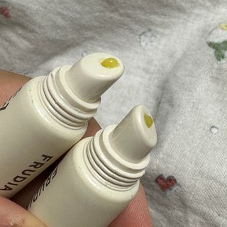 [후르디아] 올리브영 착한보습 비건 립버터 2종 — 5점을 준 리뷰어가 2022년 11월 올린 사용 사진