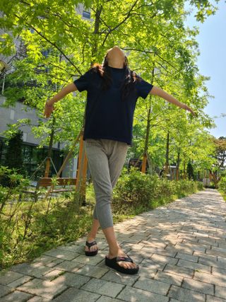 로서울 High Neck T-Shirt Navy, Gray — 5점을 준 리뷰어가 2021년 5월 올린 사용 사진