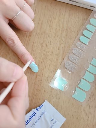 [네일가게] 햇빛에 닿으면 색이 변하는 신기한 햇살 반전 네일스티커 — 5점을 준 리뷰어가 2021년 8월 올린 사용 사진