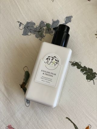 줄라이 모닝 _ JULY MORNING 줄라이모닝 하이드레이팅 퍼퓸드 바디앤핸드 에멀젼 — 5점을 준 리뷰어가 2021년 10월 올린 사용 사진