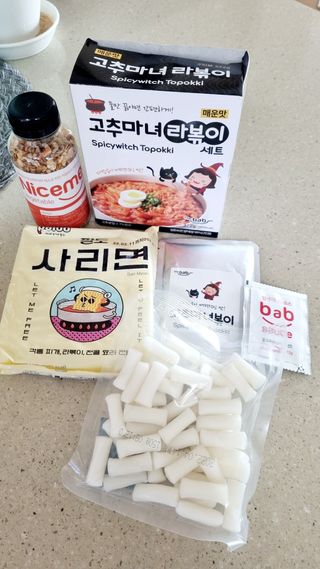더밥  고추마녀 라볶이 +  나이스미 무설탕 현미후레이크 — 4점을 준 리뷰어가 2021년 10월 올린 사용 사진
