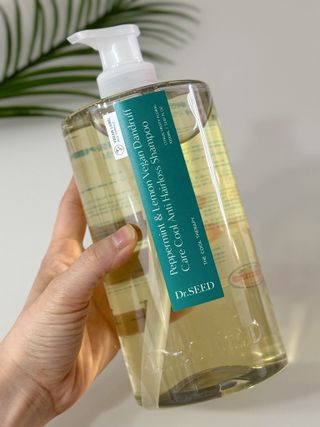 닥터시드 페퍼민트 앤 레몬 비건 비듬케어 쿨 탈모 샴푸 (1000ml) — 5점을 준 리뷰어가 2024년 2월 올린 사용 사진