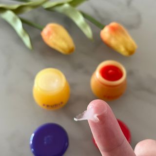 [후르디아] 올리브영 꿀과즙 립밤 2종 (블루베리/석류) — 5점을 준 리뷰어가 2022년 11월 올린 사용 사진