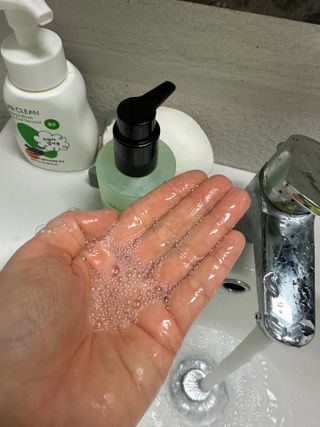 프리마인 메이크업과 들뜨는 각질까지 한방에 깐달걀로! 순하기까지한 셀베이스 그린티클렌저(200ml) — 4.5점을 준 리뷰어가 2023년 5월 올린 사용 사진