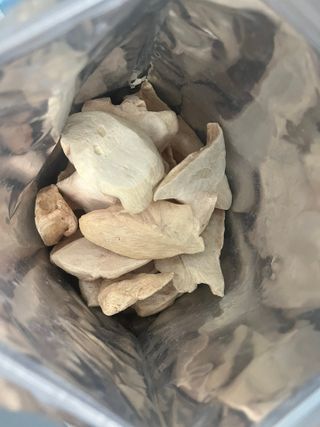 [펫시밀] 원물그대로 영양듬뿍 동결건조 왕북어트릿300g,왕치킨트릿400g,열빙어트릿300g 대용량 간식 — 5점을 준 리뷰어가 2023년 5월 올린 사용 사진