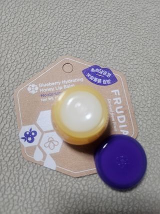 틱톡 [후르디아] 튼입술해결템 올리브영 블루베리 하이드레이팅 허니 립밤 — 5점을 준 리뷰어가 2024년 3월 올린 사용 사진