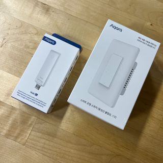 아카라 조명 스위치를 누워서 끄는 방법 (스마트 조명 스위치 2구 + 무선 리모트 스위치 1구 T1, 스마트 허브 E1) — 5점을 준 리뷰어가 2021년 12월 올린 사용 사진