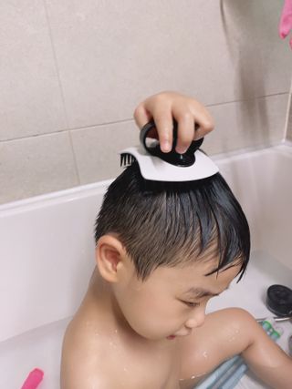 온가족 시원한샴푸 깨끗한두피 샴푸브러쉬 두피스케일링 히트팡블랙에디션 — 5점을 준 리뷰어가 2021년 8월 올린 사용 사진