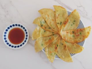 (주)성경순만두 곤약만두.콘치즈만두,삼각당면만두,당면 야끼만두,대구전통 납작만두,떡뽁이 매콤소스,달콤소스 — 5점을 준 리뷰어가 2023년 4월 올린 사용 사진