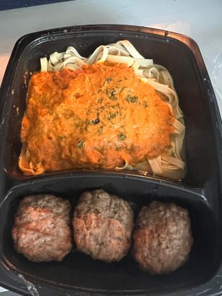직탁 식단관리 3종 도시락 (두부 라자냐 라구빠에야, 두부로제 미트볼파스타, 닭탕수 직화 짜장 두부면) — 4점을 준 리뷰어가 2022년 6월 올린 사용 사진