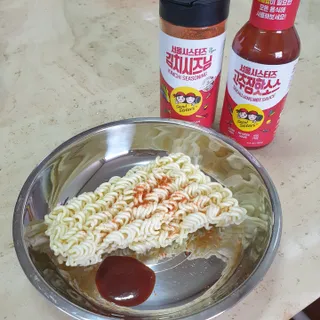 [서울시스터즈] 김치시즈닝 국내 최초 뿌려먹는 김치파우더 100g 1개+ 신제품 고추장 핫소스 185g 1개 — 5점을 준 리뷰어가 2021년 9월 올린 사용 사진