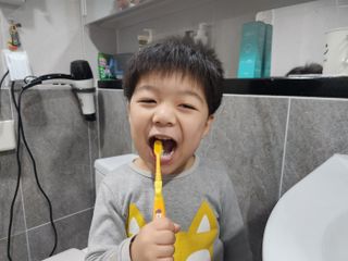 치과에서 쓰는 치약 _ 라벨제로 저불소 꼬마, 키즈, 유아, 베이비, 주니어 안전한 어린이치약 — 5점을 준 리뷰어가 2023년 11월 올린 사용 사진