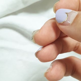 [네일가게] 햇빛에 닿으면 색이 변하는 신기한 햇살 반전 네일스티커 — 1점을 준 리뷰어가 2021년 8월 올린 사용 사진